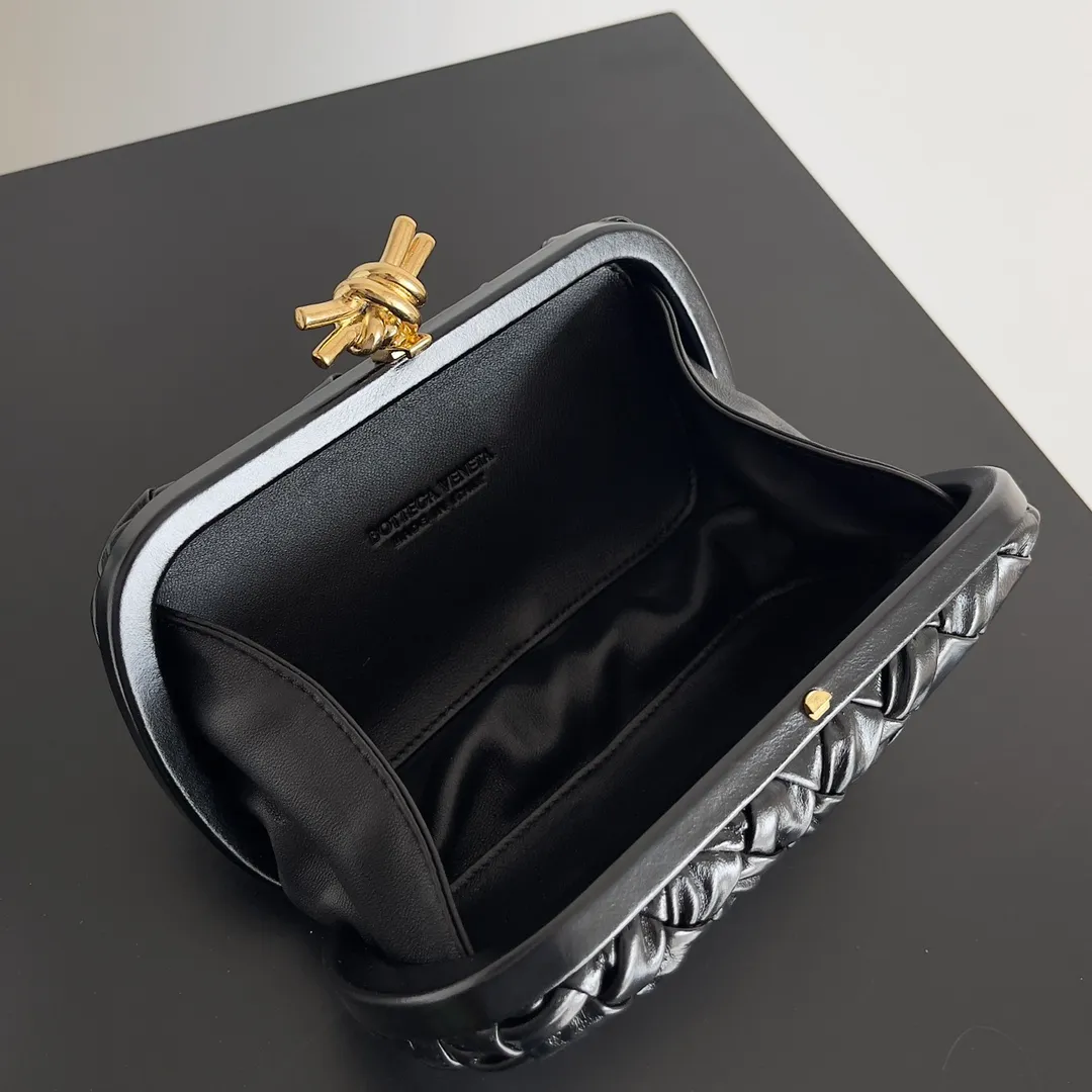 Batch 1860 BV Knot | The classic return of the evening bag. Original leather ➕ Stainless steel hardware ➕ 24k real gold plating ➕ Fully handmade. Those who know the history of our brand should have heard that the knot is a story of Bottega Veneta, and it is also one of the more important design elements. Matthieu Blazy's work this season sublimates Knot's classics, with a new knot design and a woven shoulder strap, plus Fouland Intreccio's weaving technology, adding some fashion to the retro and nostalgic feel of the past. Style number: 717622 Size: 20.5*6*12.5